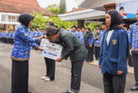 Wakil Bupati Nurul Azizah memberikan beasiswa secara simbolis kepada 9 Mahasiswa/i asal Bojonegoro yang menempuh pendidikan Perguruan Tinggi baik di Luar maupun di Bojonegoro, JUmat (02/05/2025). 