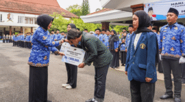 Wakil Bupati Nurul Azizah memberikan beasiswa secara simbolis kepada 9 Mahasiswa/i asal Bojonegoro yang menempuh pendidikan Perguruan Tinggi baik di Luar maupun di Bojonegoro, JUmat (02/05/2025). 