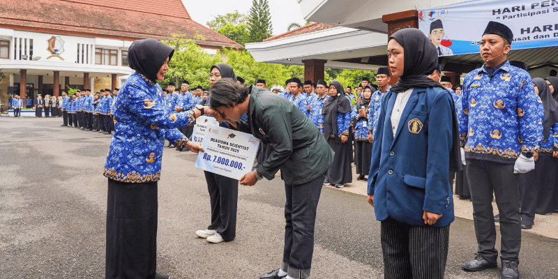 Wakil Bupati Nurul Azizah memberikan beasiswa secara simbolis kepada 9 Mahasiswa/i asal Bojonegoro yang menempuh pendidikan Perguruan Tinggi baik di Luar maupun di Bojonegoro, JUmat (02/05/2025). 