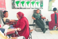 TNI dari Koramil 07/Kepohbaru Kodim 0813 Bojonegoro - Jawa Timur, menggelar kegiatan bakti sosial donor darah, Selasa (03/06/2025)