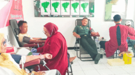 TNI dari Koramil 07/Kepohbaru Kodim 0813 Bojonegoro - Jawa Timur, menggelar kegiatan bakti sosial donor darah, Selasa (03/06/2025)