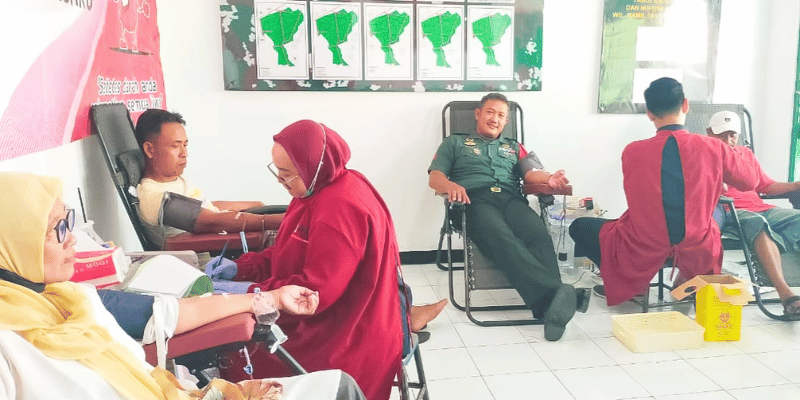 TNI dari Koramil 07/Kepohbaru Kodim 0813 Bojonegoro - Jawa Timur, menggelar kegiatan bakti sosial donor darah, Selasa (03/06/2025)