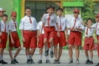Suasana anak sekolah saat bermain di sekolah bersama teman-temnanya. 