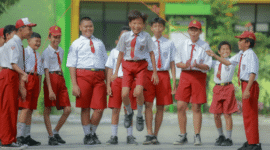 Suasana anak sekolah saat bermain di sekolah bersama teman-temnanya. 
